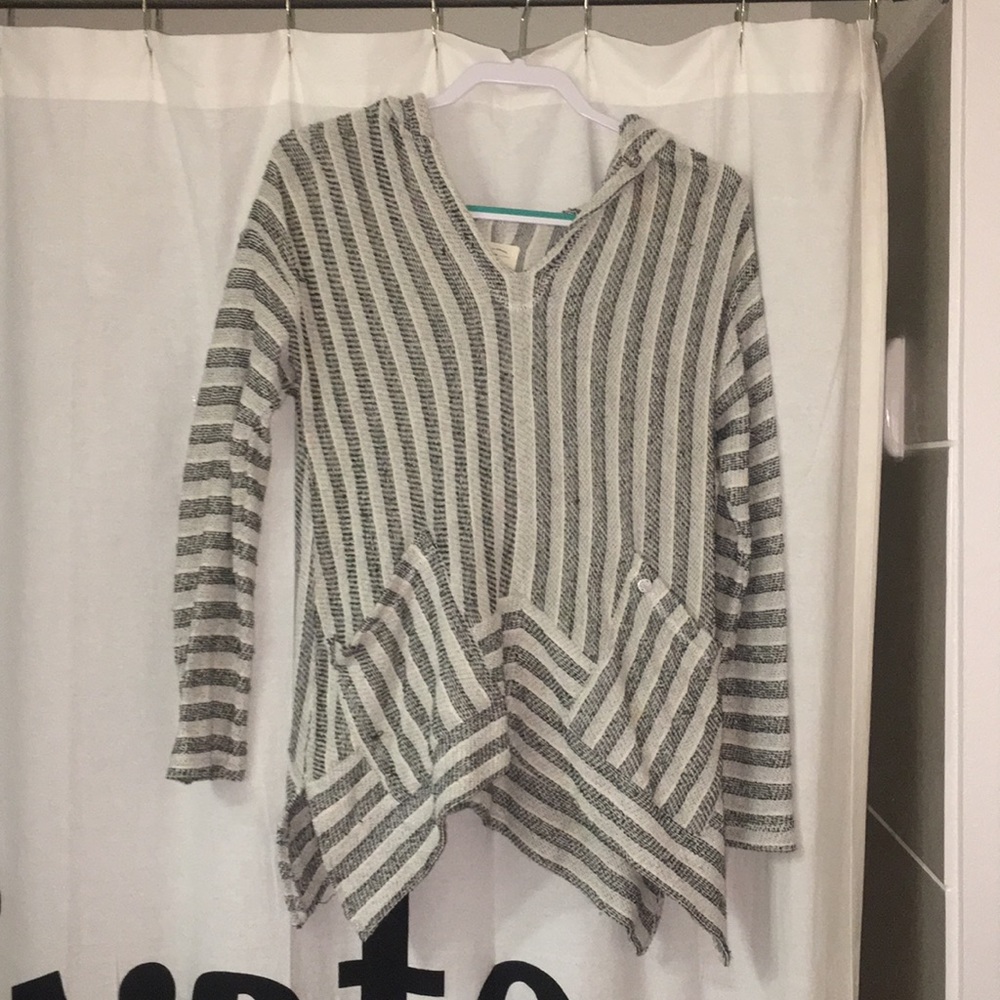 Flowy Billabong sweater with hood